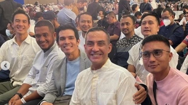 Daniel Mananta Ikut Kajian Al Quran Bareng Arie Untung CS, Didoakan Netizen Dapat Hidayah