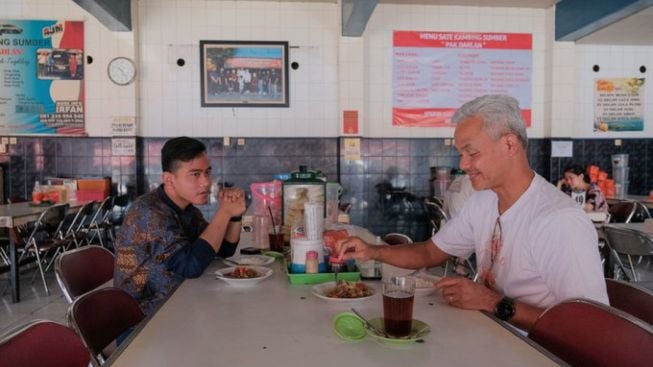 Gibran Unggah Foto Makan Dengan Ganjar, Lebih Enak Makan di Warung Sederhana, Netizen Singgung Anies Baswedan