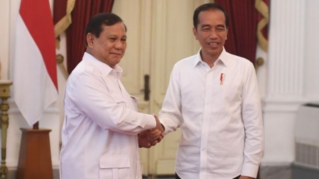 'Ini Ada Putihnya Dikit' Respons Prabowo Saat Disinggung Pernyataan Jokowi Soal Pemimpin Berambut Putih