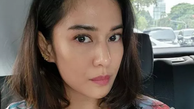 Postingan Mirror Selfie Dian Sastro Bikin Salfok, Publik Soroti Tipe HP yang Dipakai