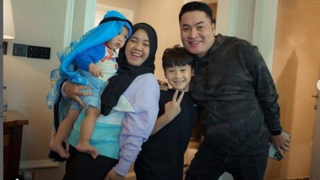 Aksi Merry Asisten Raffi Ahmad Dipuji Gegara Larang Rafathar Makan Bekas Mulutnya