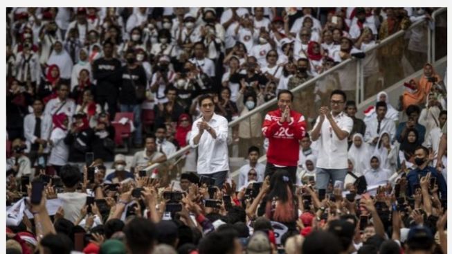 'Dia Nikmati Itu' Panda Nababan Tepis Klaim Jokowi Dijebak Relawan dalam Acara Nusantara Bersatu
