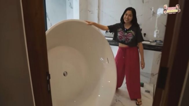 Kamar Mandi Super Mewah di Rumah Baru Jessica Iskandar, Bathtub dan Harga Shower Jadi Sorotan