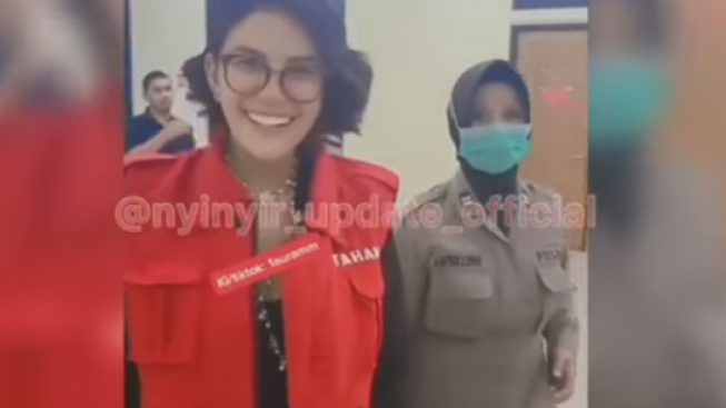 Momen Nikita Mirzani Ketawa Memasuki Sidang Seakan Tak Punya Beban, Netizen: Bahagia di Penjara