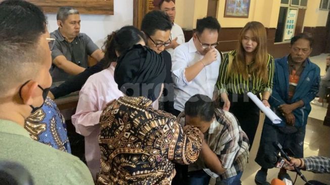 Haters Dewi Perssik Minta Maaf Sampai Sujud dan Cium Kaki, Warganet Justru Nyinyir: Bela Idola Ampe Kayak Gini