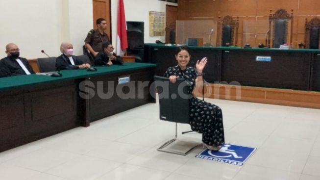 Nikita Mirzani Ajukan Permohonan Penangguhan Tahanan karena Saraf Kejepit, Hakim Menolak dan Menyuruhnya Jaga Kesehatan