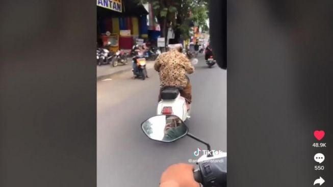 Ketemu Kakek Berpeci Naik Vespa di Jalan, Publik Ketar Ketir Pas Cek Harganya