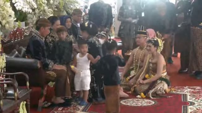 Ledek Anak Sendiri, Kahiyang Ayu Bikin Caption Kocak Unggah Nahyan Digandeng Paspampres