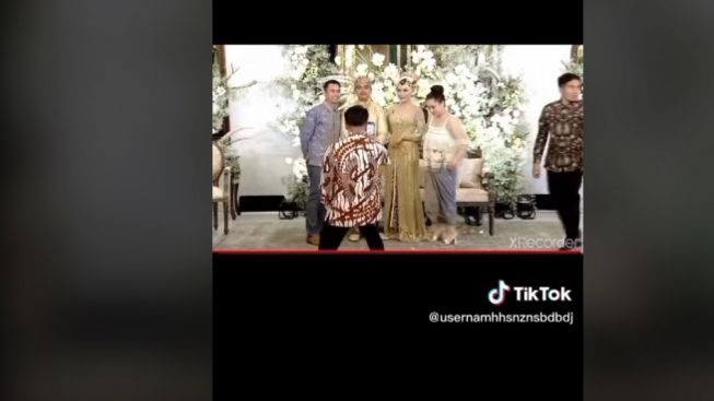 Momen Raffi Ahmad, Irfan Hakim hingga Desta Berebut Foto dengan Kaesang dan Erina