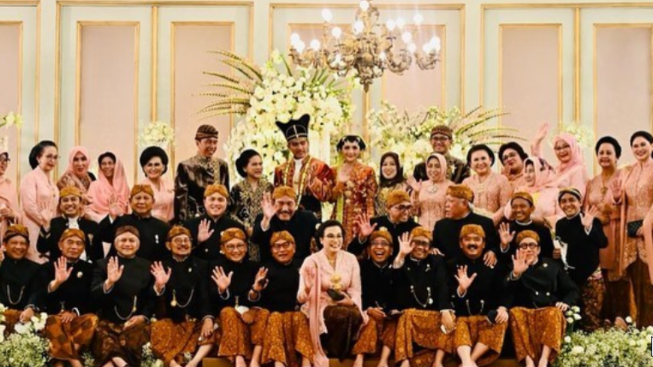 Cerita Sri Mulyani 'Nyempil' saat Para Menteri Foto Barsama di Nikahan Kaesang dan Erina