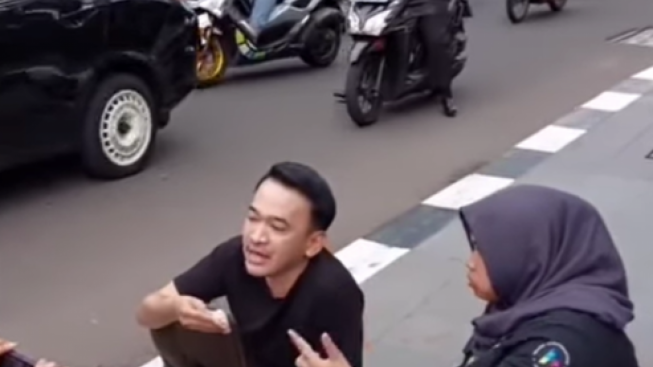 Ruben Onsu Terlihat Asik Makan di Pinggir Jalan, Netizen Ngamok: Pembodohan!
