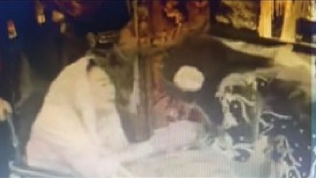 Ibu Erina Tak Kunjung Lepas Salaman Istri Gus Dur Saat Bertemu di Pelaminan, Publik Terenyuh