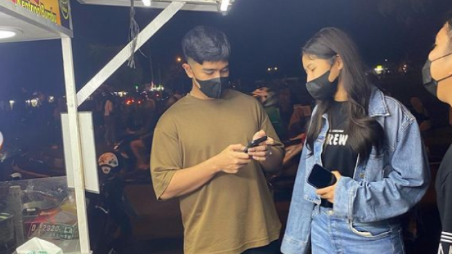 Gaya Sederhana Kaesang dan Erina Saat Jajan di Pinggir Jalan Curi Perhatian: Kayak Jamet Lagi Pacaran