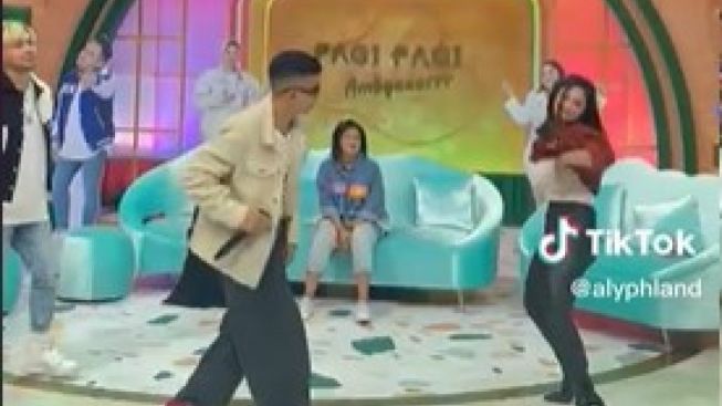 Joget Dewi Perssik Jadi Gunjingan Warganet Malaysia, Sampai Dikira Dancer ALYPH