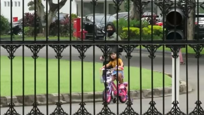 Sedah Mirah Cucu Jokowi Ngebut Naik Sepeda, Paspampres Auto Lari Kencang di Belakang