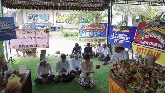 Akhrinya Buka Toko Bunga Cabang Bali, Denise Chariesta Dapat Karang Bunga dari Regi Datau?