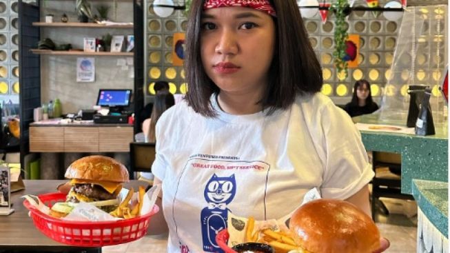 Muncul di Video Jessica Jane, Elly Sugigi Dicuekin Pelayan Karen's Diner Bikin Salfok
