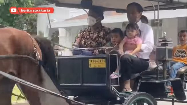 Ternyata Bisa Anteng, Ini Momen Nahyan Duduk Tenang di Pangkuan Jokowi