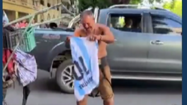 Tunawisma Ini Menangis Setelah Diberi Kaus Suporter Argentina