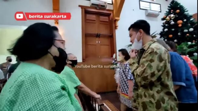 Wajah Gibran Saat Buka Masker Bikin Pangling Jemaat Lansia Gereja Ini: Masih Ganteng