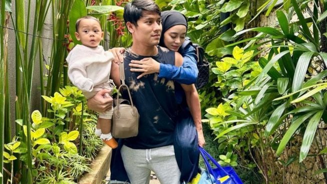 Rizky Billar Gendong Lesti dan Baby L Sambil Bawa Tas, Komentar Teuku Wisnu Bikin Netizen Ngakak