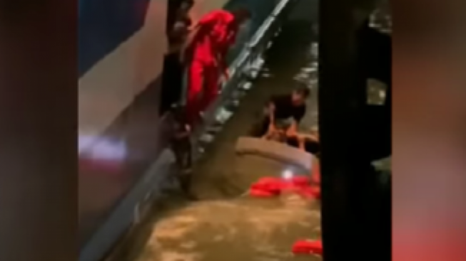 Mobil Penumpang Tercebur Saat Naik Kapal di Pelabuhan Merak, Suami Istri Tenggelam