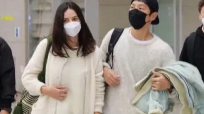 Keciduk Selalu Pegang Perut, Pacar Song Joong Ki Digosipkan Lagi Hamil