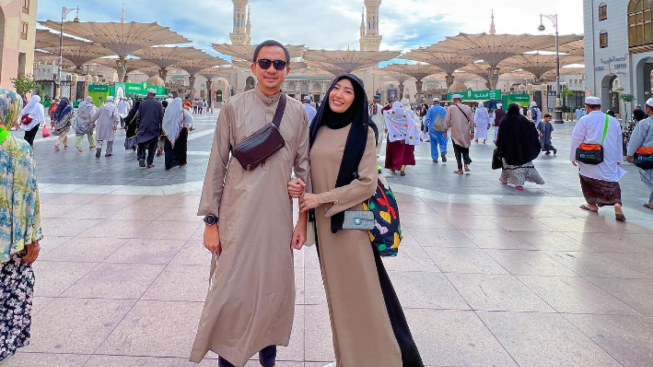 Selalu Full Senyum saat Foto Bareng Ayu Dewi, Publik Sebut Regi Datau Sudah Tobat
