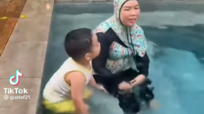 'Luar Biasa' Gala Sky Masih Ingat Gaya Berenang Ayahnya: Oma Loncatnya Kayak Papi