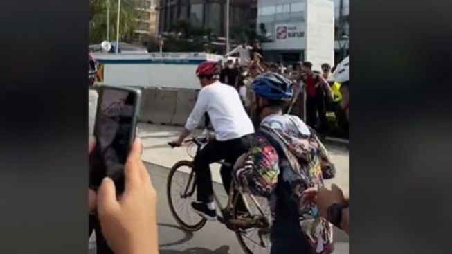 Jokowi Ngebut Naik Sepeda, Warganet Ngakak Lihat Paspampres Lari-Lari: Ngerjain nih