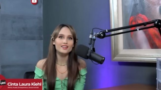 Cinta Laura Bikin Konten Bandingkan Tas, Pilih Pakai yang Ramah Lingkungan Ketimbang Branded