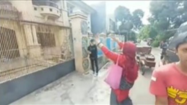 Viral Ibu-Ibu Meraung di Depan Rumah Tiko, Tiba-Tiba Sebut Ada Aura Negatif