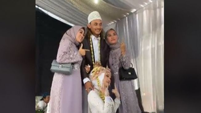 Viral Pria Foto Bareng 3 Istri Saat Menikah, Warganet Curiga Ini