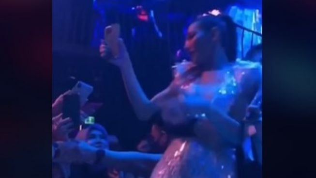 Bunda Corla Digendong MC Gara-Gara Keasyikan Foto sama Fans, Warganet Ngakak