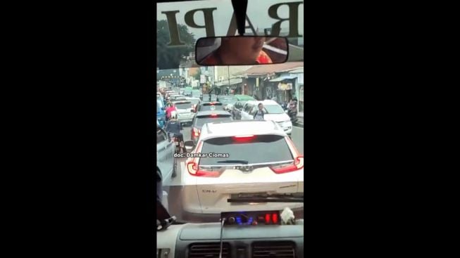 Viral Anak Sekolah Jalan Kaki Bantu Buka Jalur Mobil Damkar, Publik Salut