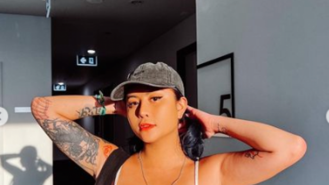 Bikin Otak Travelling, Awkarin Posting Video dengan Pose Ambigu