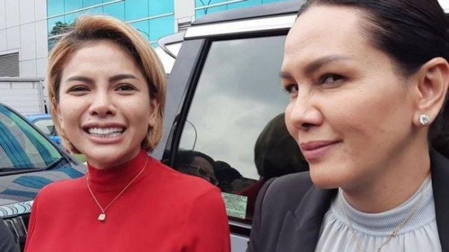 Diduga Settingan, Fitri Salhuteru Tertawa dan Mengucap Syukur Di-Unfollow Nikita Mirzani