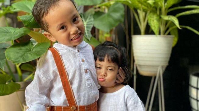 Kocak Banget! Xabiru dan Chava Nyanyi Diiringi Okin, Lirik dan Nadanya Nggak Sesuai