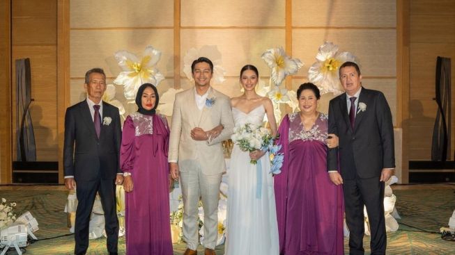 Mikha Tambayong Bagikan Foto Keluarga di Momen Pernikahan, Netizen Soroti Ekspresi Ibunda Deva Mahenra: Gak Ada Senyumnya