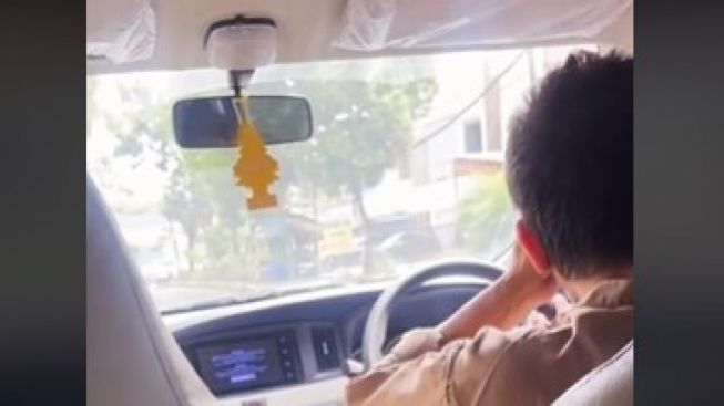 Viral Driver Taksi Online Menangis Pinjam Uang, Penumpang Banjir Pujian