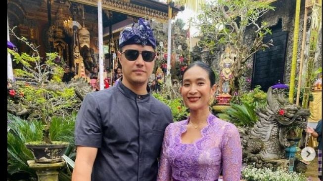 Happy Salma Pamer Foto Lawas Bareng Suami, Netizen: Vibesnya Mirip Ariel Tatum dan Nicholas Saputra