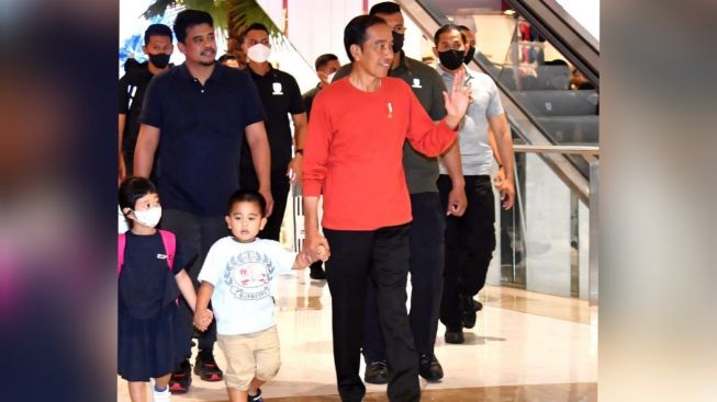 Momen Jokowi Ajak Al Nahyan dan Sedah Mirah Kunjungi Mal di Medan, ke Wahana Bermain hingga Belikan Pakaian