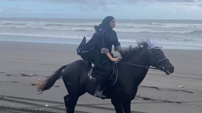 Gaya Zaskia Sungkar Berkuda Pakai Gamis di Pantai, Netizen: Merinding Kaya Lihat Aisyah Istrinya Nabi