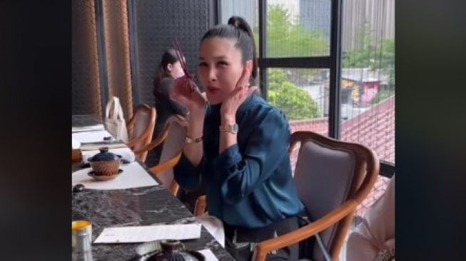 Keenakan, Gaya Makan Sandra Dewi Jadi Sorotan