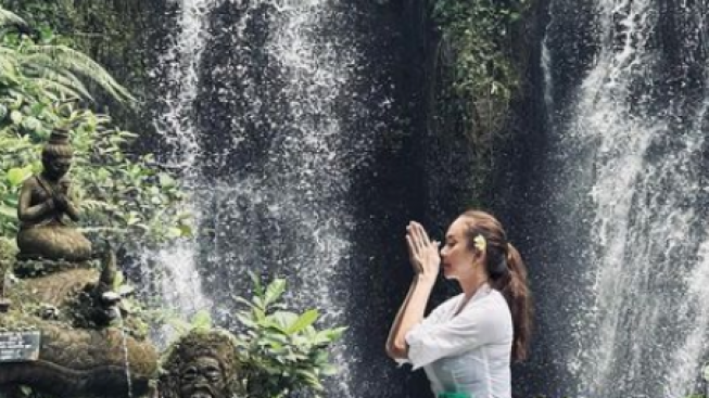 Aura Kasih Unggah Foto seperti Berdoa di Air Terjun, Netizen Malah Pertanyakan Agamanya