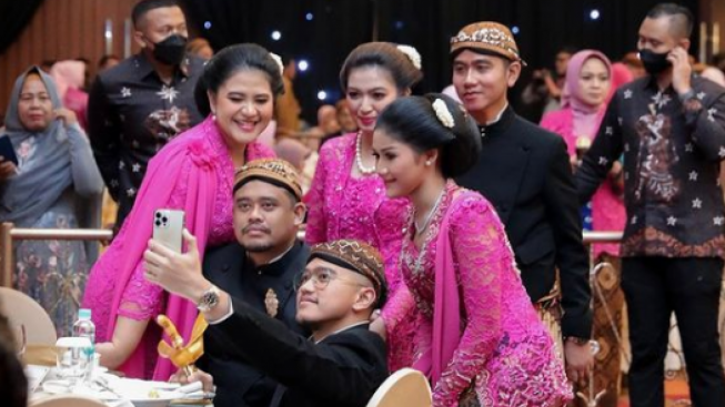 Anak dan Mantu Presiden Jokowi Foto Bersama, Senyum Gibran Rakabuming Jadi Sorotan