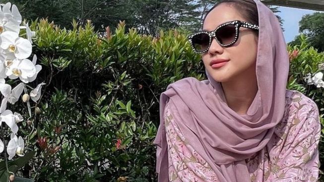 BCL Rayakan Ultah ke-40 Tahun, Warganet Salfok dengan Pria Botak di Sampingnya