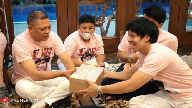 Raul Lemos Diberi Atta dan Aurel Kado Ulang Tahun, Krisdayanti Girang