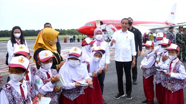 Sempat Nangis, Bocah SD Ini Akhirnya Bisa Ketemu Jokowi dan Iriana