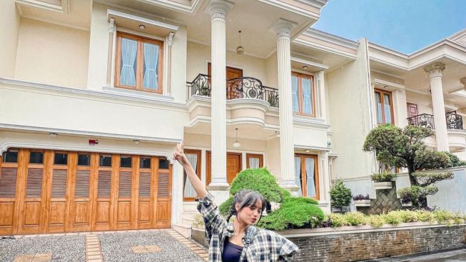 Fuji Pamer Rumah Barunya, Komentar Thariq Halilintar Jadi Sorotan: You Desserve That Smile